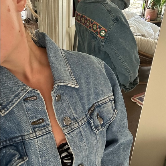 Vintage jean jacket with added embroidery - Picture 4 of 9